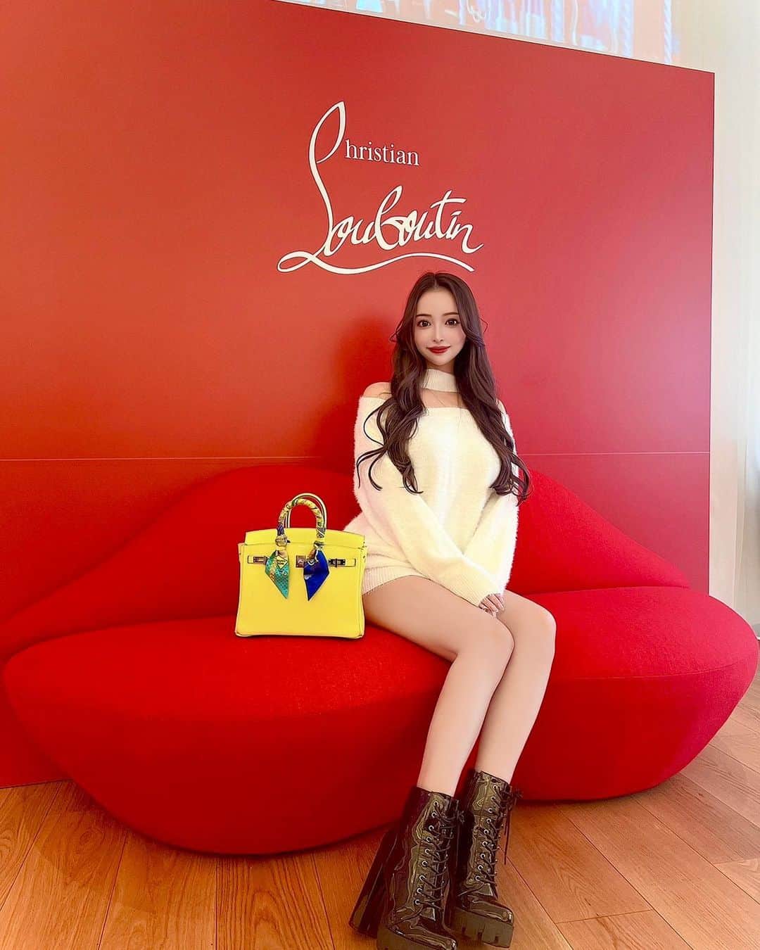 神咲 麻央 / まおちゃるのインスタグラム：「久しぶりの投稿❤️ 大好きなお姉様たちに お誕生日お祝いしてもらいました🎂💕 ありがとうございます🥰✨✨  #wosaka #w大阪 #afternoontea #アフタヌーンティー #christianlouboutin #ルブタン #birkin #birkin25 #バーキン #バーキン25」