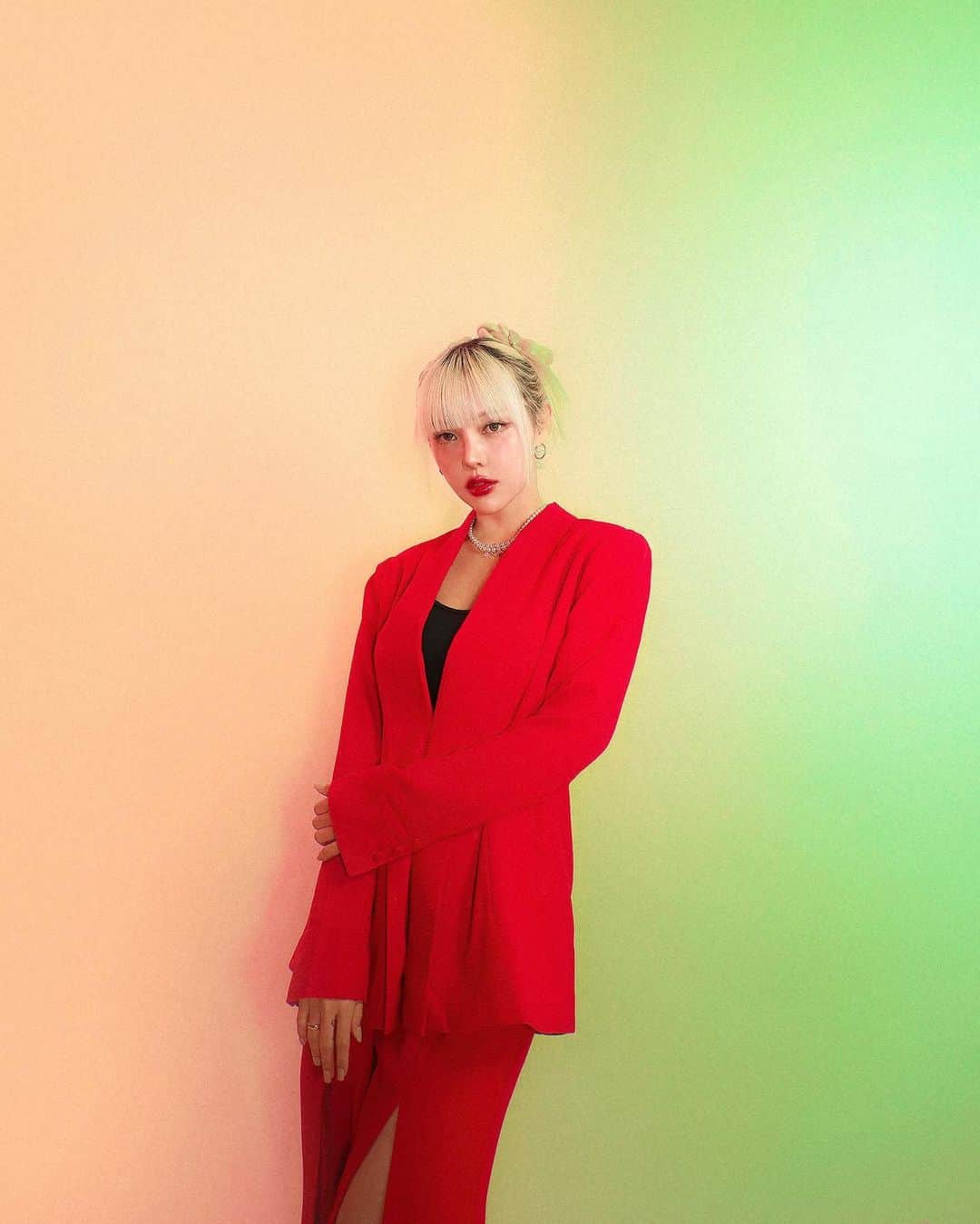 ポニーのインスタグラム：「#광고 Get inspired and conquer the day  In VICKTEERUT x @pomelofashion’s first exclusive collection.   #bosslady #ootd #fashioninspiration #PomeloGirls #PomeloxVICKTEERUT」