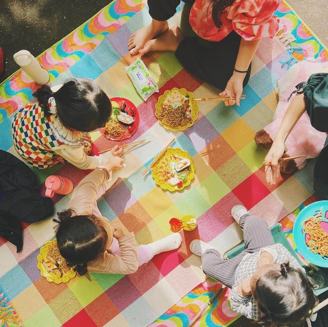 石野千尋さんのインスタグラム写真 - (石野千尋Instagram)「Lunch @studio_ogawasanchi garden 🪴🌲🌿 . 夏の終わりの思い出振り返り🥰  子どもたち、わちゃわちゃ！ お外で食べるごはんってなんでこんなに美味しいんだろう。お庭ピクニック最高でした🌿  小川家のお庭はもちろん、室内も可愛いのです♡以前お仕事でもスタジオとしてお邪魔しましたが、光がとても美しく入り、撮影にもかなりおすすめです📸  そして私はここに住みたいです🥰 . #studio #garden #photographer #gardendesign #familyphoto #picnic #bbq #こどもごはん」12月2日 16時51分 - chihiroishino
