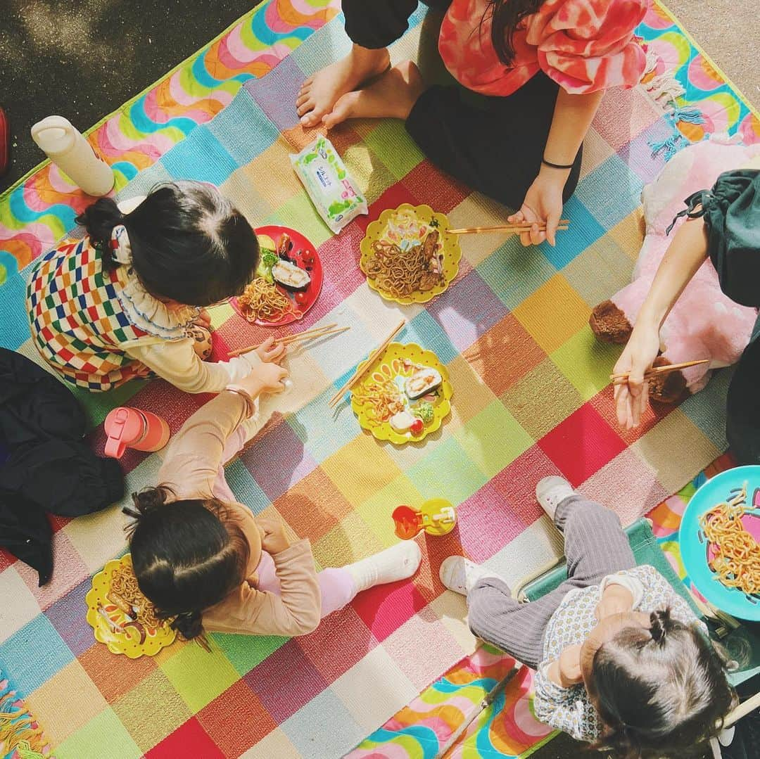 石野千尋のインスタグラム：「Lunch @studio_ogawasanchi garden 🪴🌲🌿 . 夏の終わりの思い出振り返り🥰  子どもたち、わちゃわちゃ！ お外で食べるごはんってなんでこんなに美味しいんだろう。お庭ピクニック最高でした🌿  小川家のお庭はもちろん、室内も可愛いのです♡以前お仕事でもスタジオとしてお邪魔しましたが、光がとても美しく入り、撮影にもかなりおすすめです📸  そして私はここに住みたいです🥰 . #studio #garden #photographer #gardendesign #familyphoto #picnic #bbq #こどもごはん」