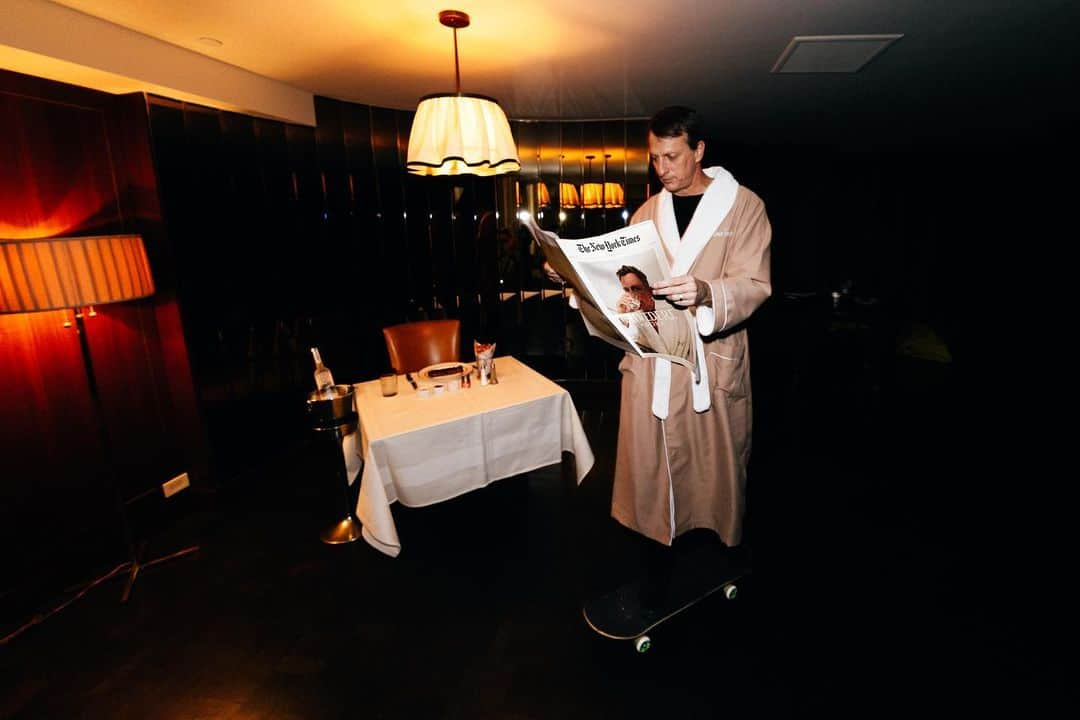 ジャスティン・オシェイのインスタグラム：「Belvy lifestyle- Bathrobes & truffle fries…. OG @tonyhawk for @belvederevodka 🤯 📸 @atibaphoto @sunset_tower 🖤😎」