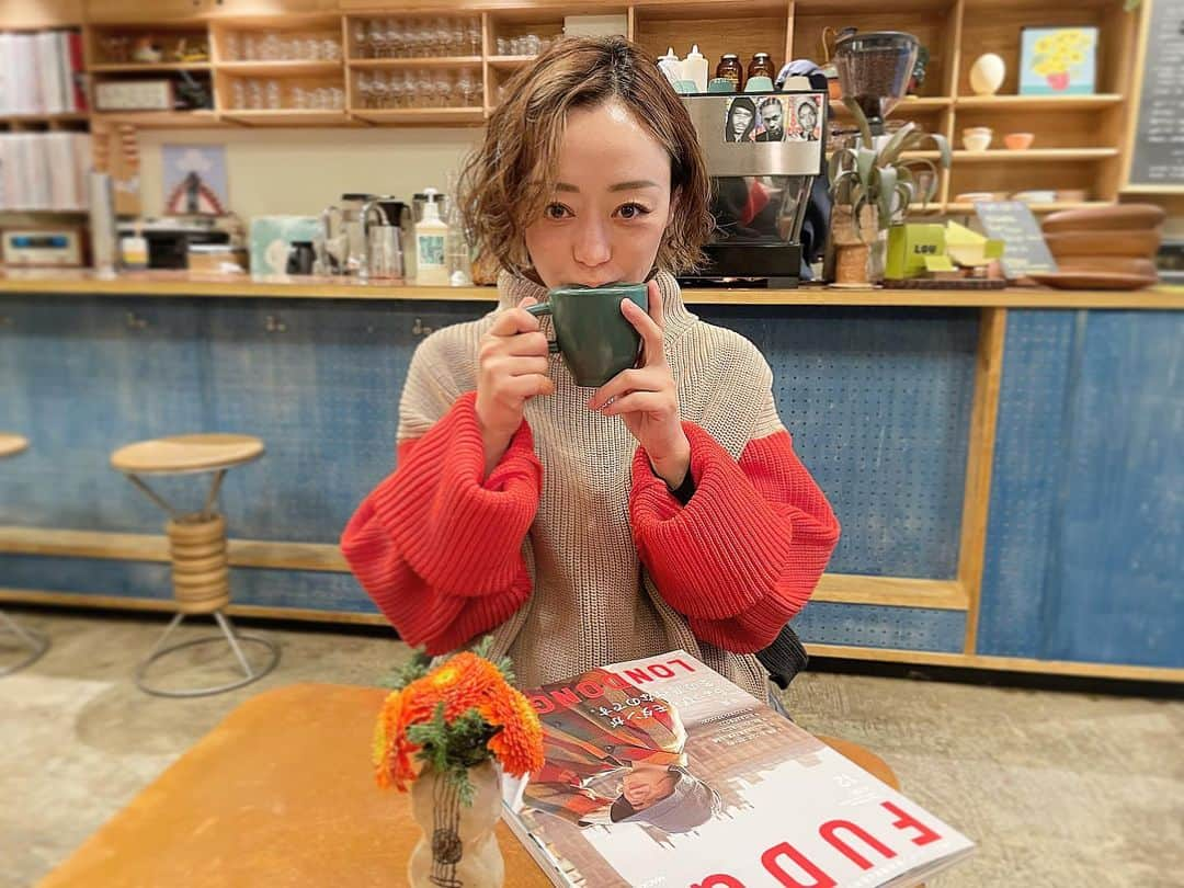 結城リナのインスタグラム：「東京に帰ったらカフェ巡り☕️ 彗星に碧でも活用出来るようなヒントをたくさん吸収していくんだ！  中野で最近できたカフェ 《LOU》 はランチタイム、カフェタイム、ディナータイムと分けてメニューもそれぞれ。  キャロットケーキが美味しい🍰  インテリアもこだわってて、 （金かかってそぅ） 居心地の良いお店でした☺️  #LOU #カフェ巡り」