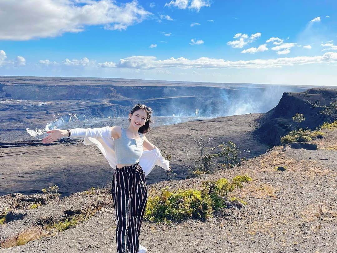 宇内梨沙のインスタグラム：「キラウエア火山  先日、同じハワイ島にある マウナロアが38年ぶりに噴火して驚きました。  キラウエアでも溶岩が見えたり ハワイの鳥 ネネにも遭遇できてLucky🦆🫶  #休暇の思い出 #ハワイ島 #bigisland」