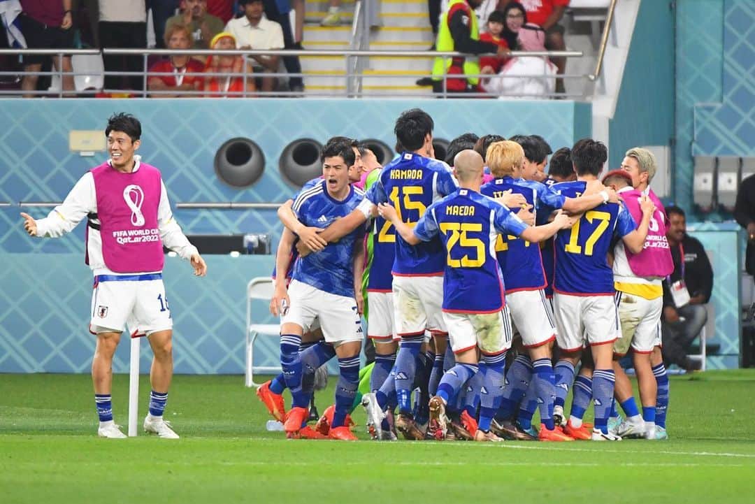 前田大然さんのインスタグラム写真 - (前田大然Instagram)「💙🤍 On to the next round👊 沢山の応援ありがとうございました！！！ 次も一緒に戦いましょう！！ #worldcup #2022 #qatar」12月2日 17時37分 - m_daizen0827