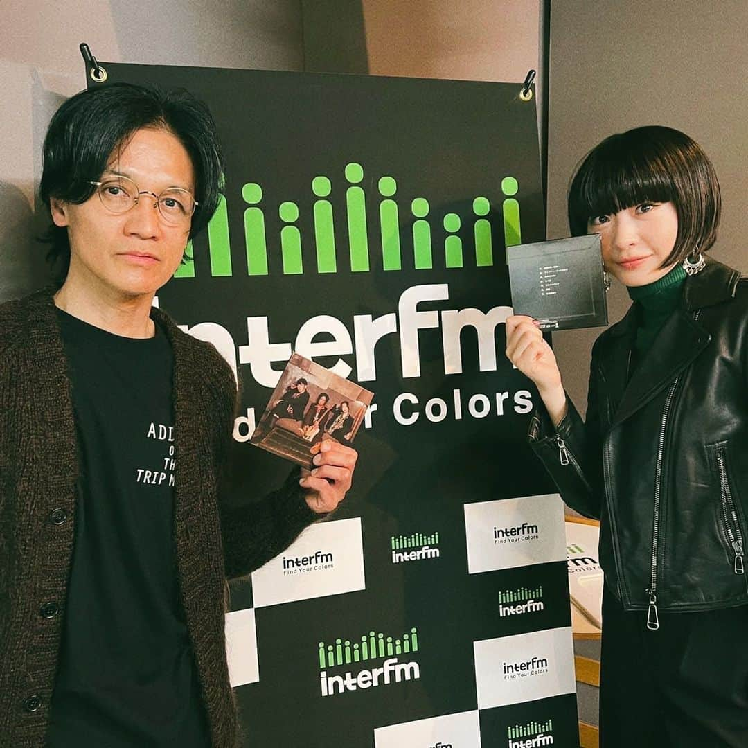 成田昭次のインスタグラム：「W-DJ  interFM【TOKYO MUSIC SHOW】ありがとうございました😊 事件あり、ゲストあり、色々ありで毎週リスナーさん達をハラハラドキドキさせてばかりだったのではないかと心配でした 今後は月一での出演となりますが、引き続きryoちゃん共々応援宜しくお願いします 詳しい日程はラジオ番組の公式SNSを随時ご確認下さいませ  成田商事アルバム『ボストンバッグ』ようやく社長の元にも届きました✨嬉しい✨ ラジオでもお伝えしましたが、11/30付けのUSENランキングで『ボストンバッグ』が1位を獲得しました！ どの世代にも響く応援歌、たくさんの方に届けて下さり心から感謝します🥲 ありがとうございました  #TOKYOMUSICSHOW #tms897 #リトルブラックドレス #成田商事 #ボストンバッグ #男闘呼組 #追加公演 #待ってます」