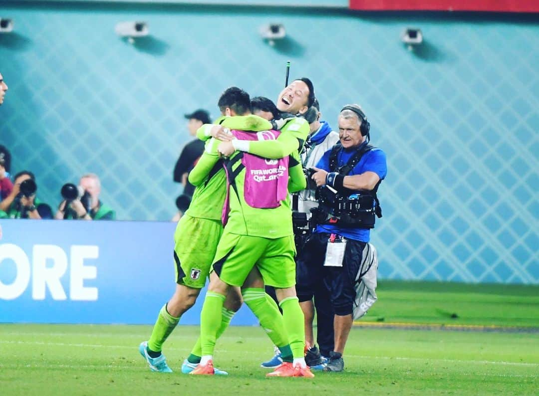 川島永嗣のインスタグラム：「One team🇯🇵🧤💪🏻  #fifa#worldcup#qatar#2022#新しい景色を#共に」