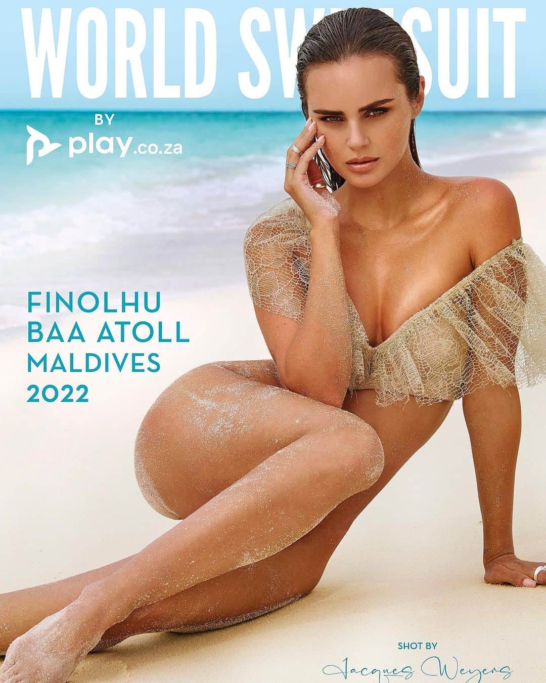 ゼニア・デリのインスタグラム：「English/Russian  I'm so proud of you Xenia. This year 2022 the cover of @worldswimsuit_com is yours. Probably one of the best covers you've ever done. So stately, so sensual, mature and of course beautiful. I will never stop admiring you. You are now 33, you have everything you dreamed of. You have a family, you have your small circle of constant friends, you have opportunities, and most importantly, you have yourself. I know, you work hard  on yourself, both mentally and physically. You are turning into an amazing person,that I never knew before. Keep going and don't stop. After all, there are so many more interesting and exciting things waiting for you. @play.coza @jacquesweyers.studio @malakelezzawy @finolhu_maldives  Я так горжусь тобой,Ксения. Обложка 2022 году @worldswimsuit_com твоя. Наверное, одна из лучших обложек,которую ты делала.Такая статная,такая чувственная,взрослая ну и конечно красивая.Никогда не перестану восхищаться тобой.Тебе сейчас 33, у тебя есть все о чем ты мечтала.У тебя есть семья,у тебя есть твой маленький круг неизменных друзей, у тебя есть возможности,а самое главное у тебя есть ты сама.Я знаю,ты много трудишься  над собой как в ментальном, так и физическом плане.Ты превращаешься в удивительного человека, которого я раньше и не знала.Продолжай идти и не останавливайся. Ведь тебя ждёт еще столько всего интересного и увлекательного.」