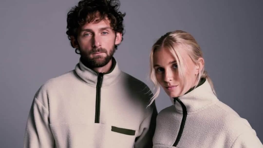 テンソンのインスタグラム：「We wish you a warm cosy Christmas 🎅 wearing our super soft Tenson Yoke half zip fleece, designed and developed as an everyday lifestyle piece as well as a functional midlayer piece going skiing, after all fleece is simply one of the best fabrics to wear when you want to go outside and enjoy the cold weather or snow. Find your favourite colour at tenson.com!⁠ ⁠ #tenson #theswedishoutdoorbrand」
