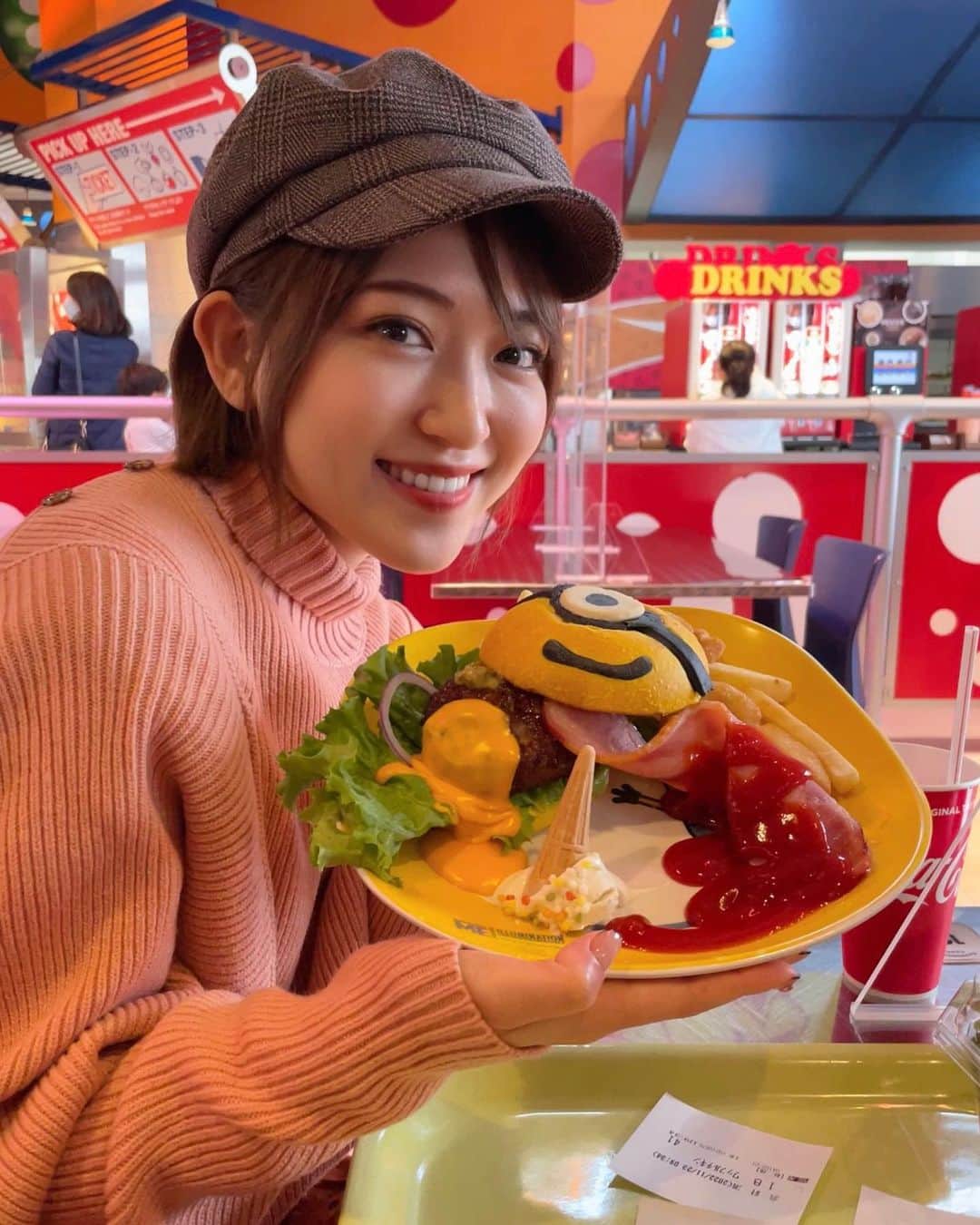 内田眞由美のインスタグラム：「12月は毎週金曜日にYouTube更新します まずはVLOGシリーズをお楽しみください🙏🏻💭  じぃじが撮ってくれた写真☺️   #YouTube  #MAYUMIchannel #大阪旅行  #Osakatrip」