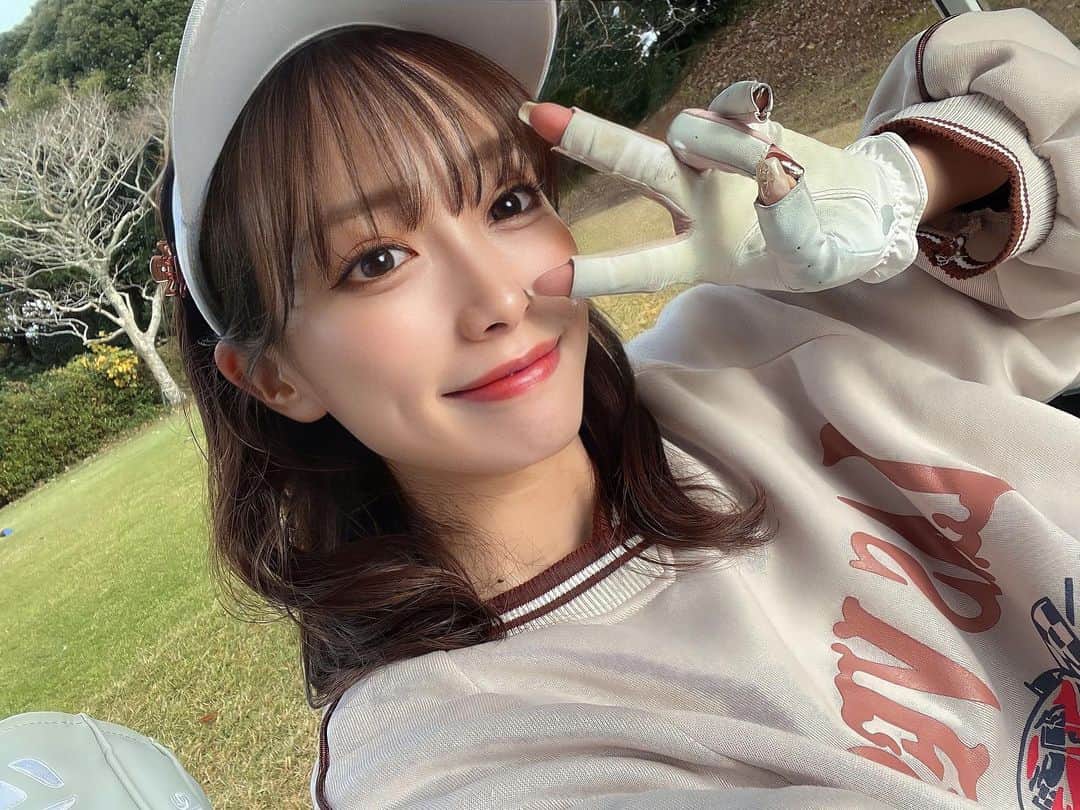 岡島彩花のインスタグラム：「・  サッカー見てオールでゴルフ⚽️⛳️ もちろんスコア悪すぎました😂  でも天気も良くて楽しかったー！  #ゴルフ女子 #ゴルフウェア  #ゴルフコーデ #ゴルフ初心者」
