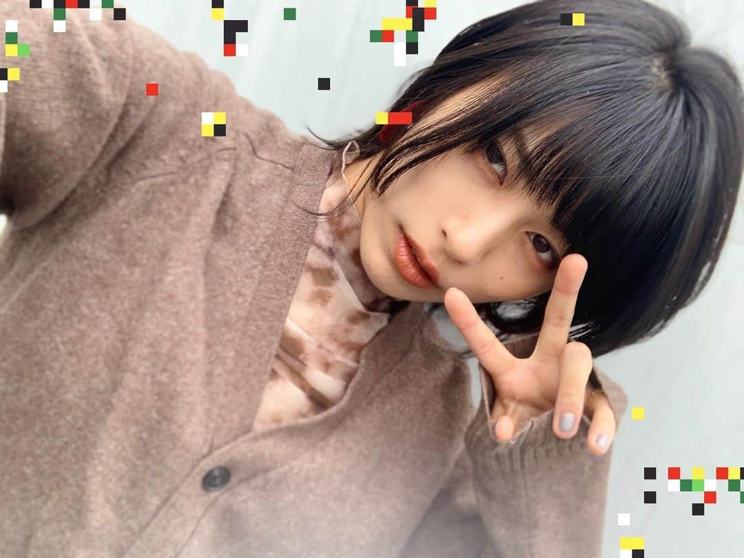 のインスタグラム：「フォルダ的には多分最後におしゃれした日💄◎笑(10月とか) 髪切っていただいた時のでっすん、◁時差ありすぎまして、 @air_sugisaki  毎回本当にありがとうございます🙇‍♂️笑笑🙏  そしてアパレルブランドLIVERTINEAGEさんとのコラボも決まったよ〜ん！ 👖🔺👟 @livertine_age  若干西受け良さそうかもなトートバッグとパーカーを作っていただきました🔥笑 今月受注開始予定なので楽しみにしててくれたら嬉しいよんよ〜ん🙋‍♂️🙋‍♂️🙋‍♂️」