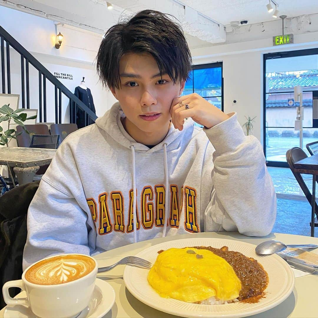 一ノ瀬将飛のインスタグラム：「最近よく食べるんです...暴食の冬ですかね😂 たまたま行ったカフェのオムカレーがとても美味しかったです！  #一ノ瀬将飛  #カフェ  #カフェ巡り  #オムカレー  #アップバング」