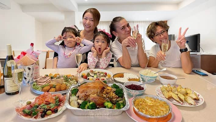 遠近由美子のインスタグラム：「先週のこと。Thanksgiving day🦃✨  ラジオDJ界の大先輩🎙そして我が家の双子の英語教育の先生をしてくださっているルーシーさんが、Turkeyを焼いて、パンプキンパイを作ってくれました✨　  数日かけて焼き上げてくれたTurkeyはこんなにしっとりジューシーで美味しいんだ😋✨  美味しくて楽しいAmerican Family体験をありがとうございました❣️❣️  来年は一緒に作ってコツを教えてもらおう♡   #thanksgivingdinner #ホームパーティ　#englishlessonsforkids #双子育児 #4歳」