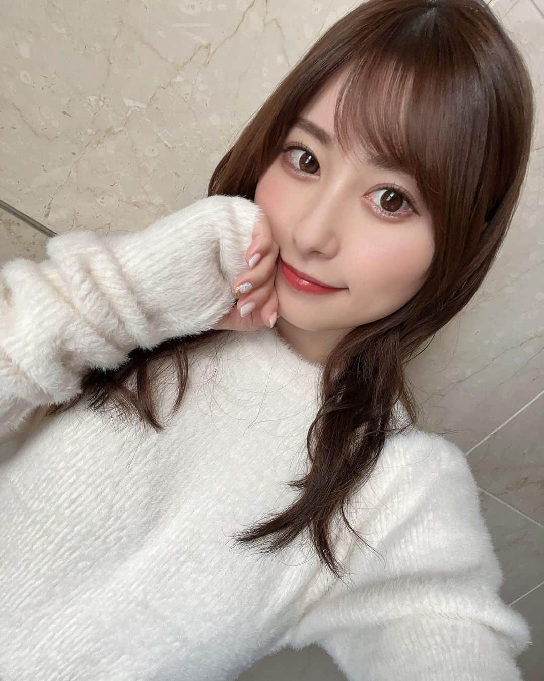 のインスタグラム：「🤍  ふわふわ〜  今日は収録でした！✨  情報解禁したら お知らせしますね😘  明日はライブだ♡」