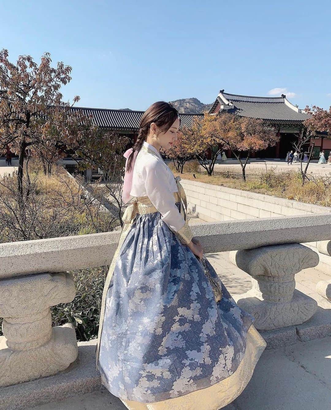 のインスタグラム：「안녕！🇰🇷！12月❄️  11月があっという間に終わって 12月であと4週間で今年も終わるって 実感無さすぎ🥹🥹！！  みんなも今年残り悔いないように 過ごそうね☺️💪🏻💪🏻」