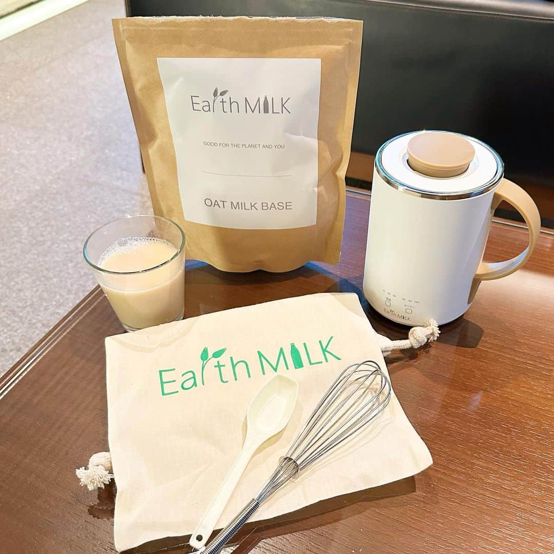 A_kun*mamaさんのインスタグラム写真 - (A_kun*mamaInstagram)「⁡ あーくんが「おいしい❤️おいしい😋」と お気に入りの👦🏻こちら✨ ⁡ 我が家で大ブームの @earth.milk.cafe オーツミルク簡単手づくりキット🫖🎄💓✨ ⁡ 原材料はオーツ麦と酵素だけのシンプルな 材料のみ。 Earth MILKのオーツミルクは保存料、香料、 化学調味料、着色料、甘味料、油などの 乳化剤が無添加で安心なので親子で飲めるのも うれしいポイント✌️ ⁡ 作り方は、専用ケトルに水を入れて3分加熱し オーツミルクベースを入れて よくかき混ぜて30分待つと… とっても簡単においしいあったかい オーツミルクが出来あがり‼️😋 あーくんがかき混ぜたりして楽しそうにいつも 上手に作ってくれるよ☺️👍 ⁡ 酵素がじっくりとオーツ麦にはたらきかけて 甘みを引き出してくれるので ほんのりと甘みのある優しい味わいで美味しいし Earth MILK マグケトルが ちょうど良いあたたかさをキープしてくれるので子どもにも安心してすぐに飲ませられるし 飲むとほっこり幸せな気持ちになります☺️ あーくんもそらもお気に入りで飲んでるよ💓 ⁡ オーツ麦を丸ごと加熱して粉砕する製法で 食物繊維がそのまま含まれていて 腸内フローラを整える水溶性食物繊維 （βグルカン）が豊富👏✨ ⁡ いまだけこのオシャレでかわいい Earth MILK マグケトルが 無料でもらえる初回限定のお得なセットが 購入できちゃいます🥹🫶 ⁡ ※OAT MILK BASE 2袋＋ Earth MILK マグケトル１台 の3点セット🫖 ＋今だけさらにミニマドラーも付いて このお値段はビックリです😳‼️🉐 （無くなり次第終了） ⁡ 今回🉐クーポンコードをいただいたので よかったら使ってください❤️ 【クーポンコード】EMR2211AA ⁡ ストーリーにリンク貼っておきますので 是非チェックしてみてね🥹 プレゼント🎁にも絶対喜ばれるので オススメです😍🎄🎅 ⁡ ⁡ ⁡ #earthmilk #アースミルク #オーツミルク #植物性ミルク #酵素 #地球にやさしい #PR #earthmilk_fan #oatmilk_fan #6歳男の子  #クリスマスギフト #プレゼント」12月2日 19時27分 - aaaooo121