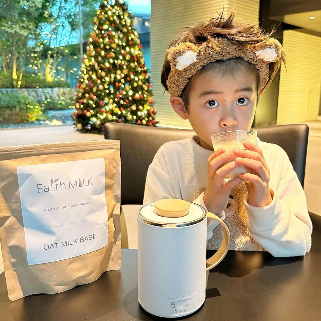A_kun*mamaのインスタグラム：「⁡ あーくんが「おいしい❤️おいしい😋」と お気に入りの👦🏻こちら✨ ⁡ 我が家で大ブームの @earth.milk.cafe オーツミルク簡単手づくりキット🫖🎄💓✨ ⁡ 原材料はオーツ麦と酵素だけのシンプルな 材料のみ。 Earth MILKのオーツミルクは保存料、香料、 化学調味料、着色料、甘味料、油などの 乳化剤が無添加で安心なので親子で飲めるのも うれしいポイント✌️ ⁡ 作り方は、専用ケトルに水を入れて3分加熱し オーツミルクベースを入れて よくかき混ぜて30分待つと… とっても簡単においしいあったかい オーツミルクが出来あがり‼️😋 あーくんがかき混ぜたりして楽しそうにいつも 上手に作ってくれるよ☺️👍 ⁡ 酵素がじっくりとオーツ麦にはたらきかけて 甘みを引き出してくれるので ほんのりと甘みのある優しい味わいで美味しいし Earth MILK マグケトルが ちょうど良いあたたかさをキープしてくれるので子どもにも安心してすぐに飲ませられるし 飲むとほっこり幸せな気持ちになります☺️ あーくんもそらもお気に入りで飲んでるよ💓 ⁡ オーツ麦を丸ごと加熱して粉砕する製法で 食物繊維がそのまま含まれていて 腸内フローラを整える水溶性食物繊維 （βグルカン）が豊富👏✨ ⁡ いまだけこのオシャレでかわいい Earth MILK マグケトルが 無料でもらえる初回限定のお得なセットが 購入できちゃいます🥹🫶 ⁡ ※OAT MILK BASE 2袋＋ Earth MILK マグケトル１台 の3点セット🫖 ＋今だけさらにミニマドラーも付いて このお値段はビックリです😳‼️🉐 （無くなり次第終了） ⁡ 今回🉐クーポンコードをいただいたので よかったら使ってください❤️ 【クーポンコード】EMR2211AA ⁡ ストーリーにリンク貼っておきますので 是非チェックしてみてね🥹 プレゼント🎁にも絶対喜ばれるので オススメです😍🎄🎅 ⁡ ⁡ ⁡ #earthmilk #アースミルク #オーツミルク #植物性ミルク #酵素 #地球にやさしい #PR #earthmilk_fan #oatmilk_fan #6歳男の子  #クリスマスギフト #プレゼント」