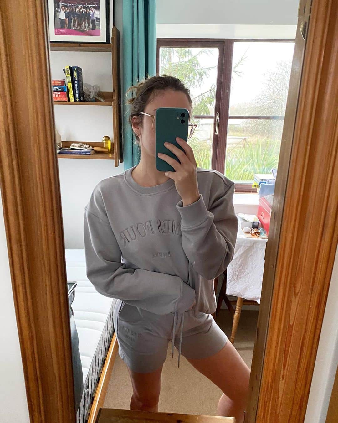 ルビー・ハロルドのインスタグラム：「Loungewear sets for the foreseeable @timesfourclothing   #timesfourclothing #loungewear」