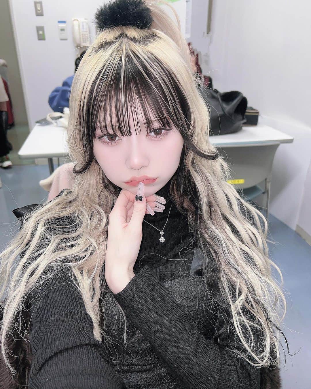 謝花南のインスタグラム：「いるのかな救世主 . . . . . . . #ロングヘア #ウェーブ巻き #ヘアアレンジ #韓国ヘア #ハイトーンカラー #前髪インナーカラー #裸眼メイク #ブラックコーデ #fashion」