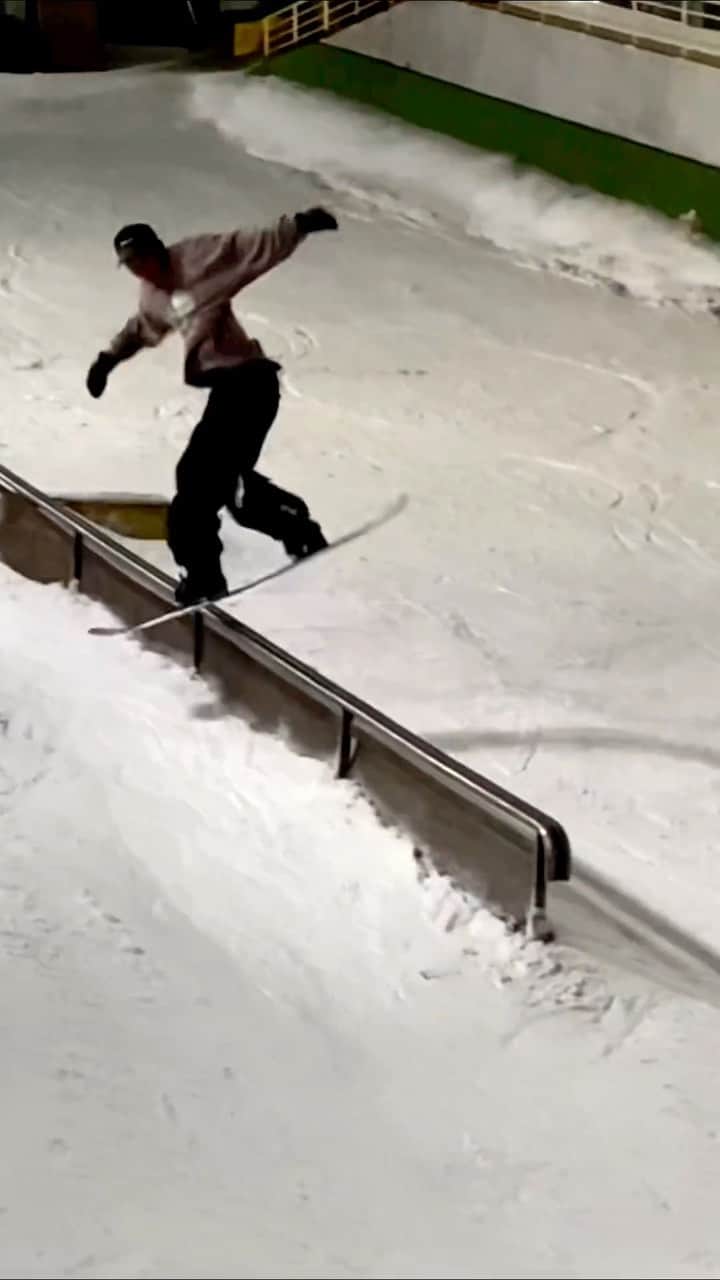 飛田流輝のインスタグラム：「KEZURI屋🍓🍧🌊  @snova.shinyokohama  @volcomjapan #volcomjapan  @willraise_official #ウィルレイズ  #snowboad#snowboading #スノーボード #ブラボー」