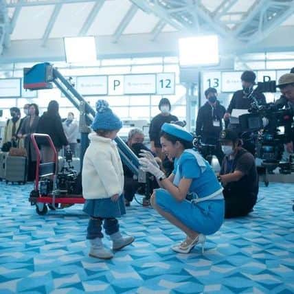 ピーチフラワーのインスタグラム：「· また「First Love 初恋」関連ですいません。 メイキング写真にYukiの写真があってビックリしちゃいました! 撮影の時は、休憩時間もあったのに、エマちゃんの衣装を着たYukiの写真を1枚も撮ってなくて…😭思い出に撮っておいてあげれば良かったと後悔してたので、この記事見た時は嬉しすぎて寝てたダディを起こしました😸 · Yukiはこのシーンで「涙を流して泣く」→「スマイル」という演技をしました。 Yukiは演技を習った事もない上に、テレビないので映画やドラマほとんど見てなくて「演技」が何なのかもあまり理解してない3歳児でした。 涙を流して泣いたは良いけどスマイルがなかなかできずにいるYukiを満島ひかりさんが、楽しく面白くYukiをスマイルにしてくださいました🥰 その時の写真です。 · 12月5日〜11日まで、渋谷キャストにて「First Love 初恋」のポップアップが行なわれるらしいです。 行きたいなぁ〜✨ · マミーは全話見終わリました。全話で泣きました😭😭😭 今は2周目見てます。日常生活で、ドラマの内容思い出して涙目になったりしてます😅 · ブルーがきれいで、ブルーという理由だけで、何でも買いたくなってます💕 · · #firstlove初恋 #宇多田ヒカル #満島ひかり #佐藤健 #Netflix #Yukiの足かわいい #ピーチフラワー #こんなに素敵なドラマをありがとう」