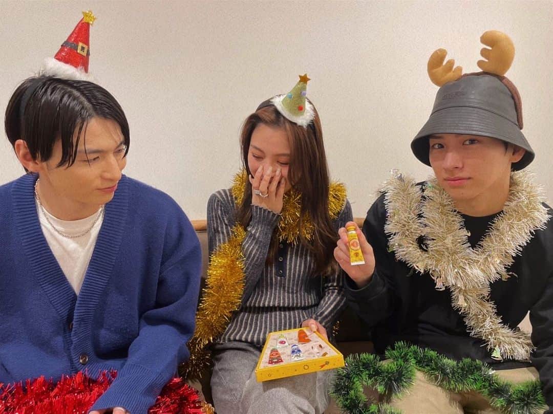 honoka のインスタグラム：「ロクシタンのハンドクリームGIFT FOR YOUを うちのサンタ2人からプレゼントで もらっちゃいました🎅💞  ぜーんぶいい香りで この季節乾燥するから この量もらえるの嬉しい🥹🥹  ありがとうー！！ これは毎年恒例行事にして欲しいなぁぁ🎄❤️  なおてぃーゆうすけありがと！！  #ロクシタン #ロクシタンのクリスマスカウントダウン #クリスマスコフレ #クリスマスプレゼント #loccitanepr @loccitane_jp」