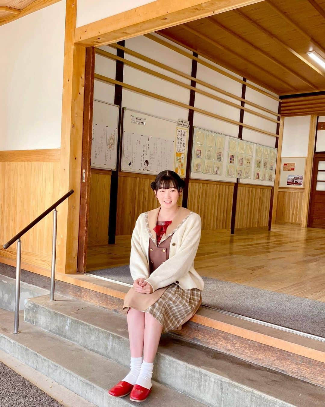 西原さつき（さつきぽん）のインスタグラム：「岡山県へ行ってきました🍑 岡山は制服の名産地❀ なので、年に何度かお仕事で行ってます！ ⁡ 今日は倉敷市にある西中学校さんへ行ってきました♡みんな、たくさん手を振ってくれたり、手を振ってくれて本当にありがとう(●’◡’●)ﾉ ⁡ 乙女塾があるので、いったん東京に戻ります🗼 そして来週は京都行きますよー❣︎ ⁡ 急に寒くなってきたので、風邪ひかないようにね❄︎  #岡山県  #transgender  #カンコー学生服  #乙女塾  #さつきぽん」