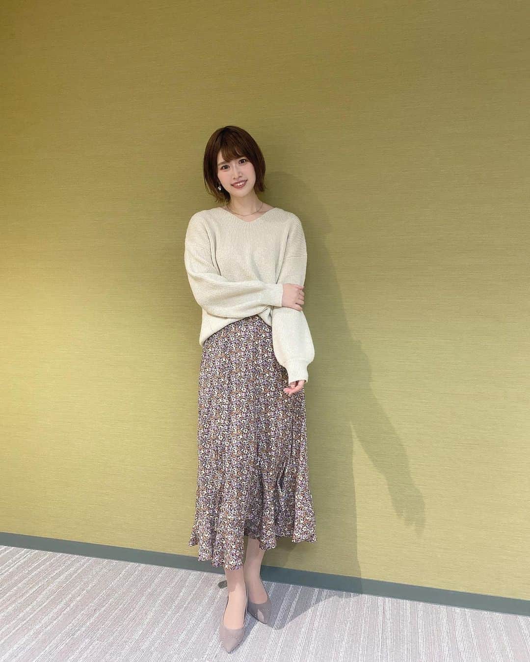 佐藤朱のインスタグラム：「ひるまでウォッチン！ 本日の衣装です〜☺︎ . すっかり、ニットの季節ですね🧶 よ〜く見るとスパンコールがキラキラと輝くニットなのです✨ . 本日、仙台では初雪を観測したので 2枚目は雪が散らついている風です笑 #ひるまでウォッチン #アナウンサー #アナウンサー衣装 #仙台」