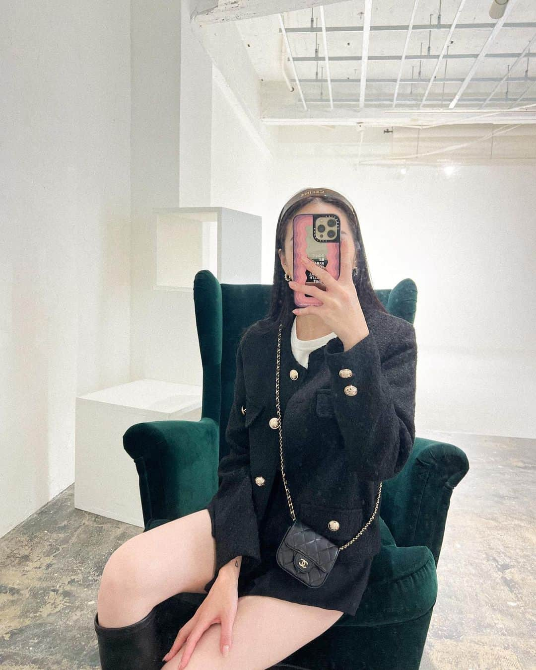 金澤絵美利さんのインスタグラム写真 - (金澤絵美利Instagram)「Outfit🖤  色んなシーンに大活躍な お気に入りツイードジャケット🪞✨ 丈感がちょうど良くて重宝してる😮‍💨💕  Jacket @meili_roi  Boots @meili_roi  T shirt @uniqlo_jp  Skirt @zara  Pierce @u.plus_official   #ootd #outfit #tweedjacket  #クラシカルコーデ #私服 #コーデ #モノトーンコーデ #ツイードジャケット」12月2日 20時25分 - emiristyle