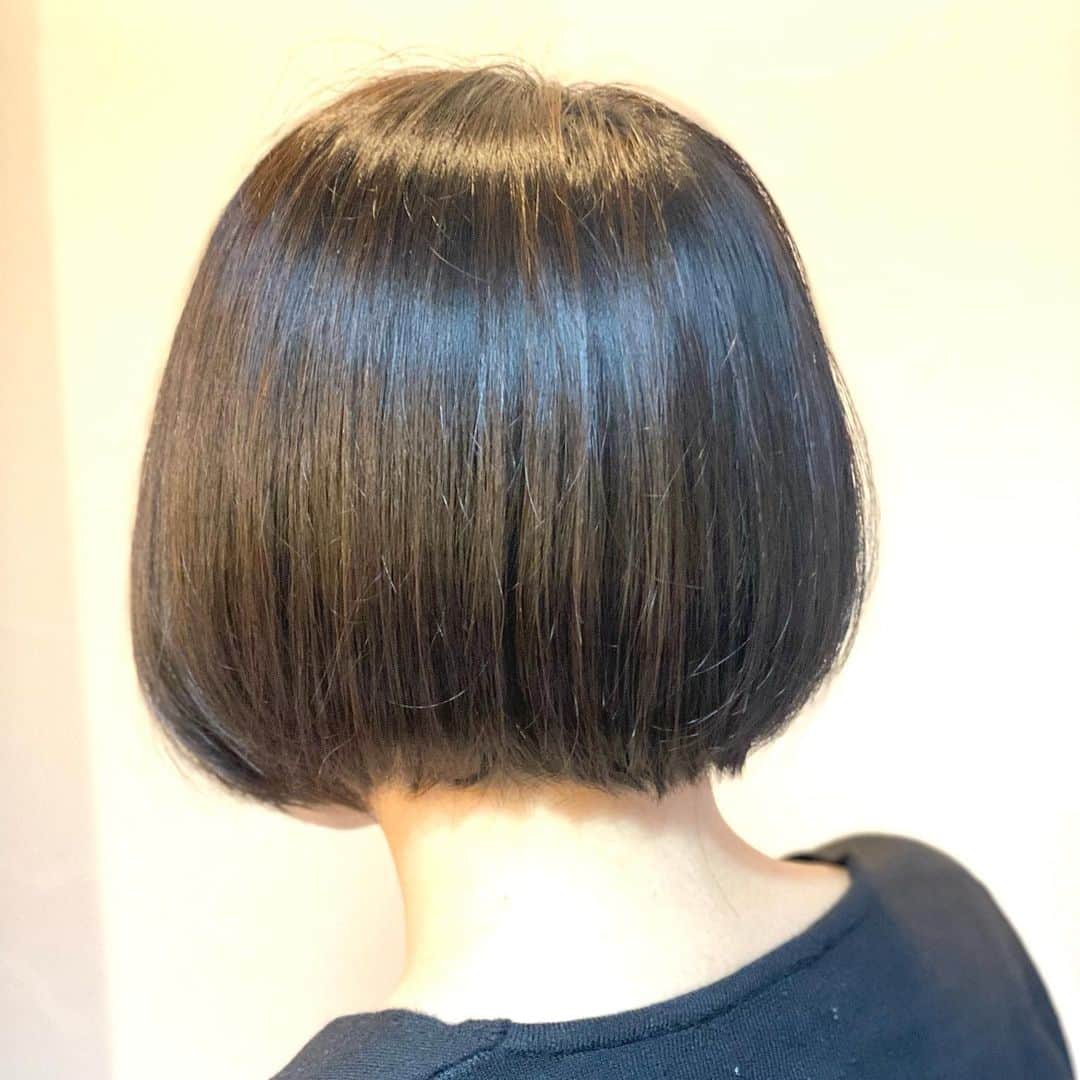 神林匠のインスタグラム：「ツヤ感がなんだか減ってきた。  まとまりづらい  毛量が多い方でも  ボリュームを減らしながら  スタイルを創る！  朝が楽ちんショートヘア♪  ●"髪庵ゆかし"店名の由来● 髪庵ゆかしは"奥ゆかしい"から来ています。"奥まで見に触れにいきたい、美に対してもっと深く知りたい"という意味があります。慎み深く、上品で、心が魅かれる、細やかな心配りが見える様子、英語で表すならbeautiful、graceful等。そういう想いを持った人で溢れてくれればいいなと決めました。  ●髪庵ゆかしのお客様との約束● 近所の雑談仲間、学校の友達、いつも行っているお気に入りのお店の人、毎日一緒にいる大好きな隣の人など、「なんか最近素敵になった？」って周りから褒められた時、すごく嬉しい気持ちになりませんか？ 毎朝鏡を見た時、いつもより調子が良い！モチベーションアップ、ヘアスタイルライフを少しでもお手伝いさせて下さいませ♪  ボブは最強のヘアスタイルです♪  なぜ最強なのか？？   1️⃣ おしゃれに見えます！   2️⃣ 可愛く見えます！   3️⃣ 再現性が高い！  4️⃣ 髪がつやつやに見える！  5️⃣ 年代なんて関係ない！  おしゃれ上級者にはもちろん   おしゃれを今から楽しみたい！   って方にも簡単に扱える   ヘアアレンジ、ヘアスタイリングも難しくなく、   どんなメイクにも似合いますし、   どんな人をもかわいく、   おしゃれに魅せる、   再現性も手間もいらずの最強のヘアスタイルです。   ファッションとのバランスや相性も最強です。  オシャレなボブ  その人だけにしか似合わないボブを  創ります♪  【美容師として19年目】  10000人以上のお客様を見てきました。  親身なカウンセリングを重ね、その人にだけに似合う、その人だけにしかないヘアスタイルを創ることが得意です。  Question 1  今通っている美容室に満足してますか？ ✅雑誌の切り抜きを持っていっても理想の髪型にならない ✅スタイリストが話を最後まで聞いてくれない ✅毎回、途中でスタイリストが変わるので、何度も同じ説明をしなければならない  Question 2 ✅乾燥やフケに悩むお客様の頭皮を改善し、潤いのあるツヤ髪に ✅すぐに色が落ちてしまうカラーリングを、2倍長持ちさせる ✅しっかりとお客様のお話を聞き、カウンセリングをして、想い描いていた髪型を完成させる  Answer 髪庵ゆかしの1番の魅力は  【しっかりとしたカウンセリング】です！  同じ番号の色を使用していても、髪のダメージ具合や髪質などで、入る色が変わってきてしまいます。 カットやカラーなど、あらゆる施術は お客様の頭の形や頭皮、髪質をしっかりチェックさせて頂いてから行います。 しっかりとお客様の悩みを聞き 最初から専属スタイリストとしてカウンセリングをし施術します！  いいね！コメントでもお悩みお応えします♪  【ご予約方法はこちら】  〈web予約の場合〉  プロフィールのURLから24時間、好きな時にweb予約出来ます。  〈電話予約の場合〉  プロフィール欄の" 問い合わせ" ボタンを押して頂くか ☎︎03-5426-8978までお願いします！  髪庵ゆかし  154-0015 東京都世田谷区桜新町1-11-4 フジヤビル2F  tel 0354268978 完全予約制 営業時間 10時00分〜20時00分 定休日　月曜日 田園都市線桜新町駅徒歩2分 桜新町駅の西口を出て頂き、ファミリーマートの前の横断歩道を渡って下さい。 KALDI coffee farm（カルディコーヒーファーム）を左手に位直進していくと、ガラス張りのパン屋さん(フジヤ本店)がありますので、そちら2階になります。 注意:ペコちゃんのキャラクターの不二家さんとは別ですので、お気をつけ下さいませ。 ビルは淡い黄色の建物です。 ヘアスタイルで運命を変える。  @takumi_kanbayashi  #髪庵ゆかし #桜新町 #サザエさんの町  #神林匠 #ヘアスタイル  #おとなかわいい  #ハイライト　#ボブテロ　#ショートボブ　#ショートヘア #ヘアスタイルで運命を変える  #大人可愛い  #ナチュラルハイライト #上品 #アラサー #アラフォー #アラフィフ #大人ヘアスタイル  #ケアブリーチ　#ショート #ボブ　#桜新町美容室　#三軒茶屋　#駒沢　#用賀　#二子玉川  #渋谷　#ツヤ髪」