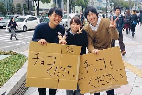 こんちゃんさんのインスタグラム写真 - (こんちゃんInstagram)「ついに彼女にプロポーズしました。 場所は、日本最南端の有人島・波照間島のビーチです🏝  YouTubeでも言ったけど、この島は9年前まだ僕が大学生だった頃にヒッチハイク日本一周をしてて、日本で一番好きになった島。 この島の星空が本当に綺麗で、星明かりで自転車漕げるくらい🚲 そんな島で「いつか好きな人と一緒にこの星を見たいなあ」と思っていた僕はついに彼女とバンライフ日本一周中にこの地に来たのでした🙋‍♂️🙋‍♀️  プロポーズの内容は本当にぐだぐだでもうこの辺は動画で見ておくれ😂 (超大変だったんすよ！！！！笑)  ただ、付き合って6年半。 名古屋駅前の路上でひとつの段ボールからはじまった恋が、日本↔︎世界一周の遠距離恋愛を乗り越えて、帰ってきたと思えば「車に住みながら、ふたりで日本一周しようぜ！」などと意味不明な供述をしていた僕について来てくれた彼女。 大変な想いや決断もたくさんさせてしまったので、その分も含めて幸せにしていこうと思います。 ふたりで幸せになっていきます。 と言うわけで、プロポーズ成功です🎉 #とったび #波照間島」12月2日 20時28分 - hiromasakondo