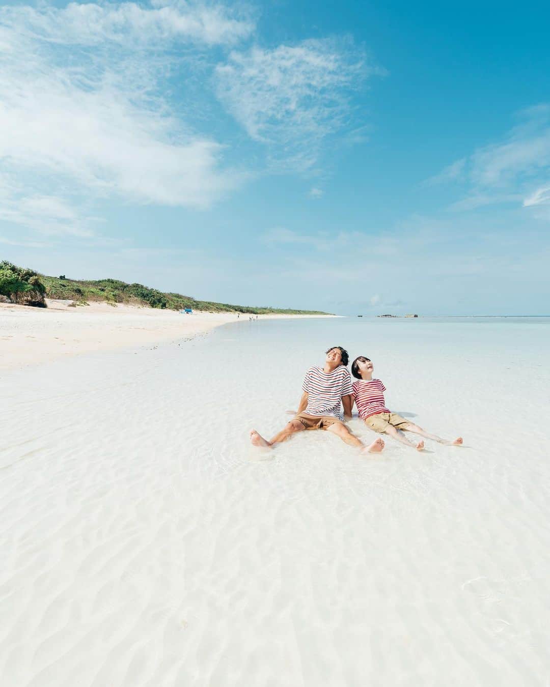 あーちゃんのインスタグラム：「とったび、婚約しました🎉  いつもInstagramやYouTubeで見守ってくださりありがとうございます。 彼とは19歳から付き合い始めて気づけば6年半が経ちました。 地球の裏側までの超遠距離恋愛から365日24時間一緒にいる超近距離恋愛、 自分では絶対やることがなかった日本一周やYouTube こんちゃんと出逢ったことで私の世界は一変したと言っても過言ではないほどいろんな経験をしました。 未来のことはどうなるかなんてわかりませんが出来れば白髪になっても、初めてのデートみたいに手をつなげるようなふたりでいたい、 一緒に笑いあって生きていきたいな、と思います🌻」
