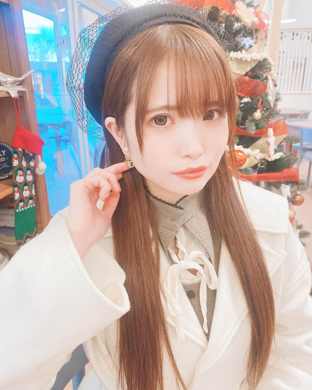 鈴木未央のインスタグラム：「世の中はクリスマスですね。９年エンタメやってるのでクリスマスに特別感はないのです。  #idol #撮影会　#グラビア　#japanesegirl #ロングヘア　#eimy #dior #リルリリー　＃クリス　#christmas #カフェ　#モデル　#被写体　#撮影会　#ベレー帽　#クリスマスツリー　#茶髪　#nuturephotography #model #カメラマン募集 #カメラ好きな人と繋がりたい #loli #kawaii #お茶のある暮らし  #phote ＃グラデネイル　#photography」