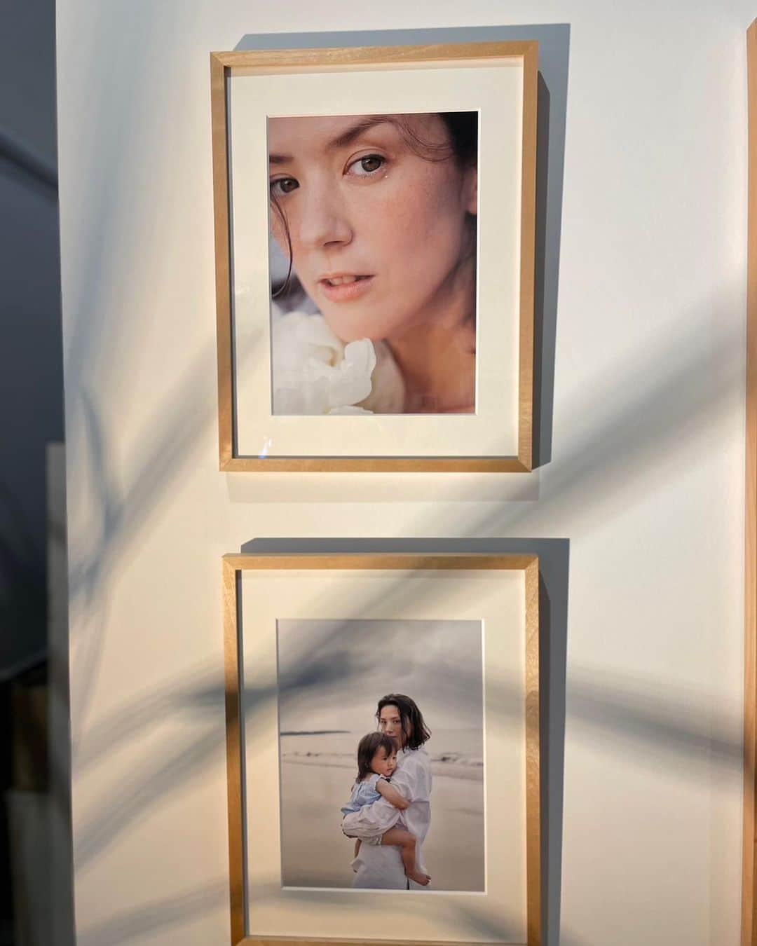 千葉アリサのインスタグラム：「SECESSION  tokyo  20th Anniversary Exhibition&  Reception party !  フォトグラファー大森直さん　事務所の写真展にて、 写真を展示して頂いています。  photographer @sunao_oh  氏 hair&make @hairmake_masaki 氏　　thank you✨  写真と　アーティスト方の作品のエネルギーを感じに お近くの方はぜひに🤍」
