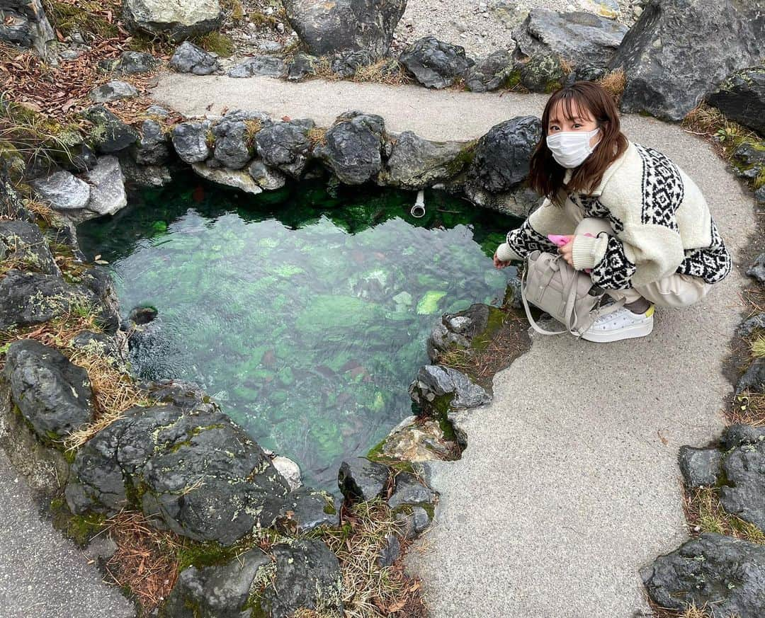 前田ゆうのインスタグラム：「西の河原公園にもいってきました✌️いたるところに湧きでた温泉が流れてて不思議な光景でした🤩✨✨ 緑色なのも不思議だな〜って思っていたけど、しかし写真とるときは気づかなかったんだけどなんか♡の形みたいにみえる😍？！やっほい＼(^o^)／ しかし水の流れる音って落ち着くですね😁  #西の河原公園　#群馬観光　#草津」