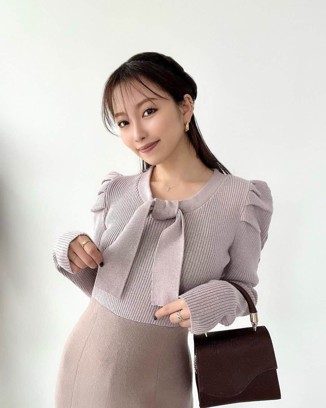 木田絵里香のインスタグラム：「. 写真映えするからカフェとかおすすめぇ☕️🍰 . ✔︎ボウタイマーメイドニットワンピース . #ワンピース#ニットワンピース」
