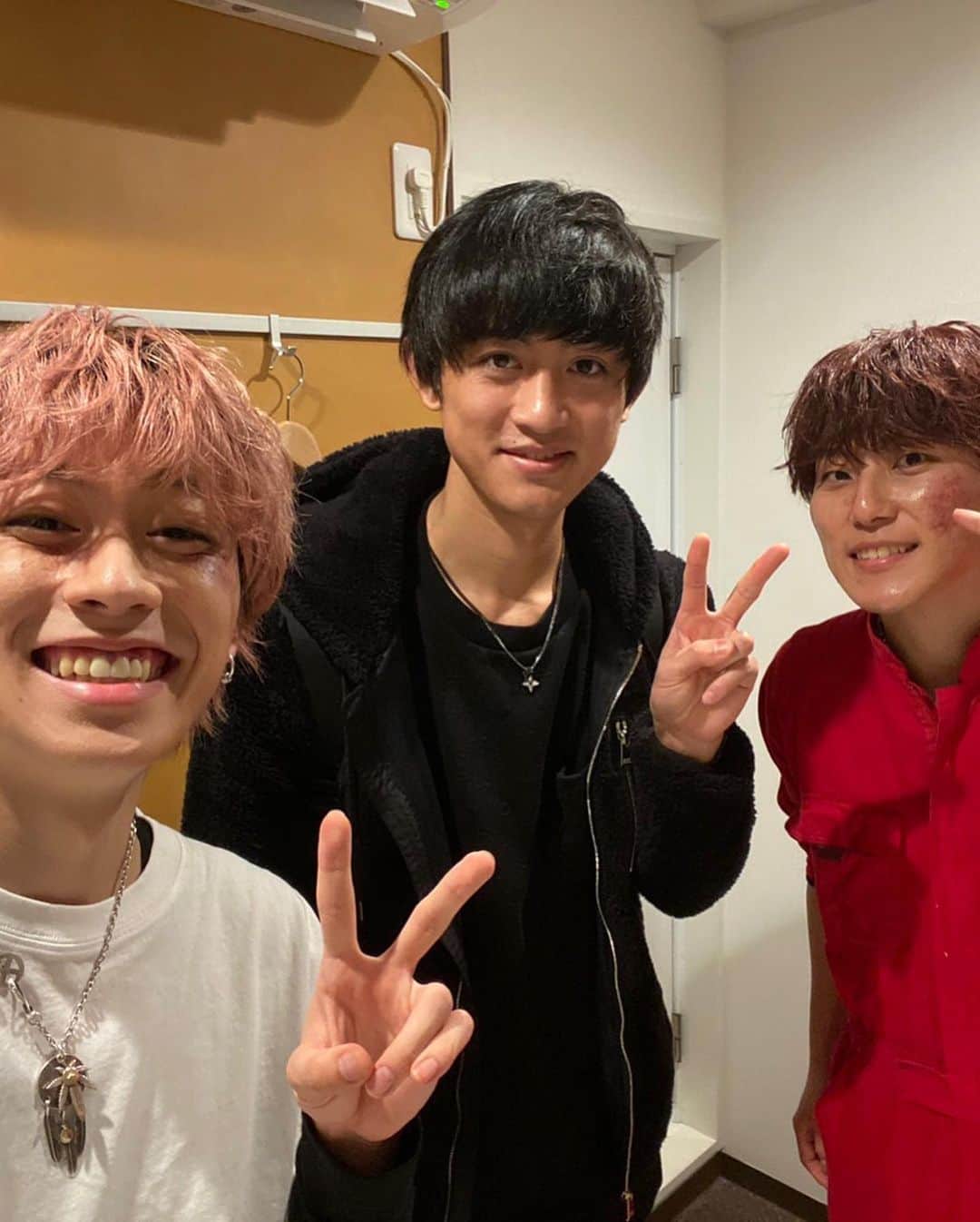 かっつーのインスタグラム：「コムドットの究極の友情ゲーム生配信で朝5時くらいにお邪魔しました。あむぎりくん眠そうだけど大歓喜でした！やまとくんとゆうたくんもいたのでまた遊びに行くね！！！」