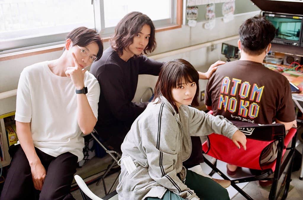 岸井ゆきののインスタグラム：「#アトムの童 やっと現像して出来上がった写真は、撮った日から長い時間が経ったわけではないけどいかにも"思い出"みたい。 現像するまで見れないのは、わくわくします💎🎞 12/4は第八話。いよいよ最終ステージに突入です 一緒にたくさん笑い合ったアトムの仲間たちが、思い描く道に進めますように👏😊」