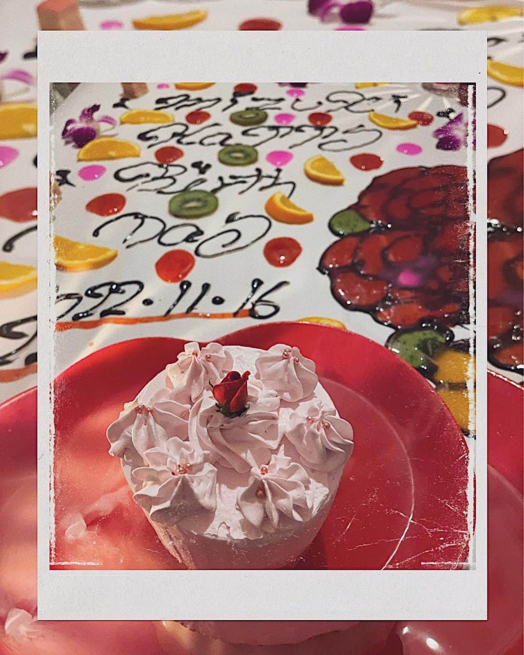 西川瑞希（みずきてぃ）さんのインスタグラム写真 - (西川瑞希（みずきてぃ）Instagram)「HAPPY HAPPY DAY'S🎂🍓  初めはお仕事で出会った2人だけど、こうやってプライベートも定期的に会えてうれしいな//  手作りのメッセージボードや、お花の飾りや、風船まであってとっても優しい空間でした。ありがとう♡  #birthdaycake #happyday #love #myfriends #lunchtime」12月2日 21時03分 - mizuki_nishikawa_