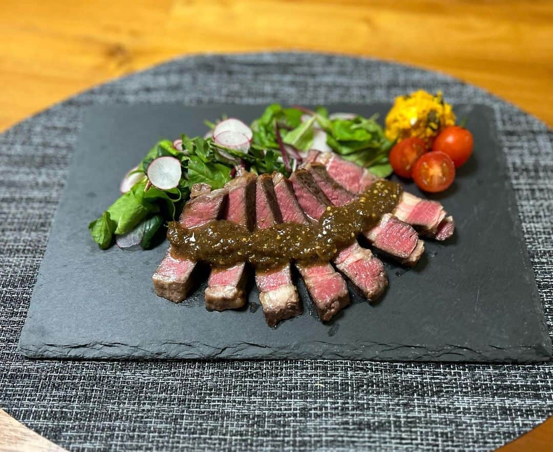 鮫島彩のインスタグラム：「⁡ ⁡ ボニークで調理したグラスフェッドビーフ、驚くほど柔らかくて美味しい🥰　 ⁡ ⁡ 初めて作ったこのソースも美味しすぎて感激。 他のお料理にも使いたい😋✨ ⁡ ⁡ 3枚目に教えていただいたレシピを掲載したので、皆さんも是非お試しください💕 ⁡ ⁡ #アスリート飯 #低温調理 #BONIQ」