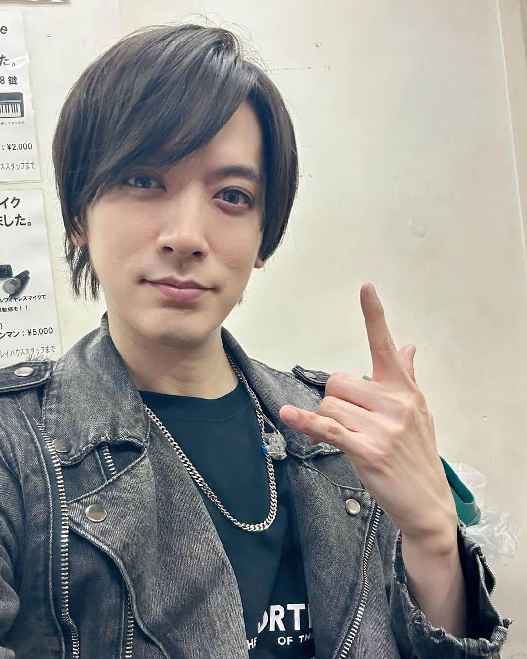 DAIGOさんのインスタグラム写真 - (DAIGOInstagram)「今日は本当に久しぶりに町田プレイハウスでライブをやらせてもらいました！  20年振りくらいかな。  場所は変わってたけど魂は変わらない。  最高の場所でした。  25年前バンドを組んだ時にお世話になってた場所です。  当時のスタッフさんもいて超嬉しかった！  最高のウォーミングアップになりました！  さあ12/6 12/13 WANDSさんとの、ROCK BONDZ！楽しむぞ！  是非遊びにきてね！  #町田プレイハウス #BREAKERZ  #今日はサラサラヘアー #どうかな？ #サラサラヘアー #あり？ #なし？ #あり？」12月2日 21時27分 - daigo_breakerz_