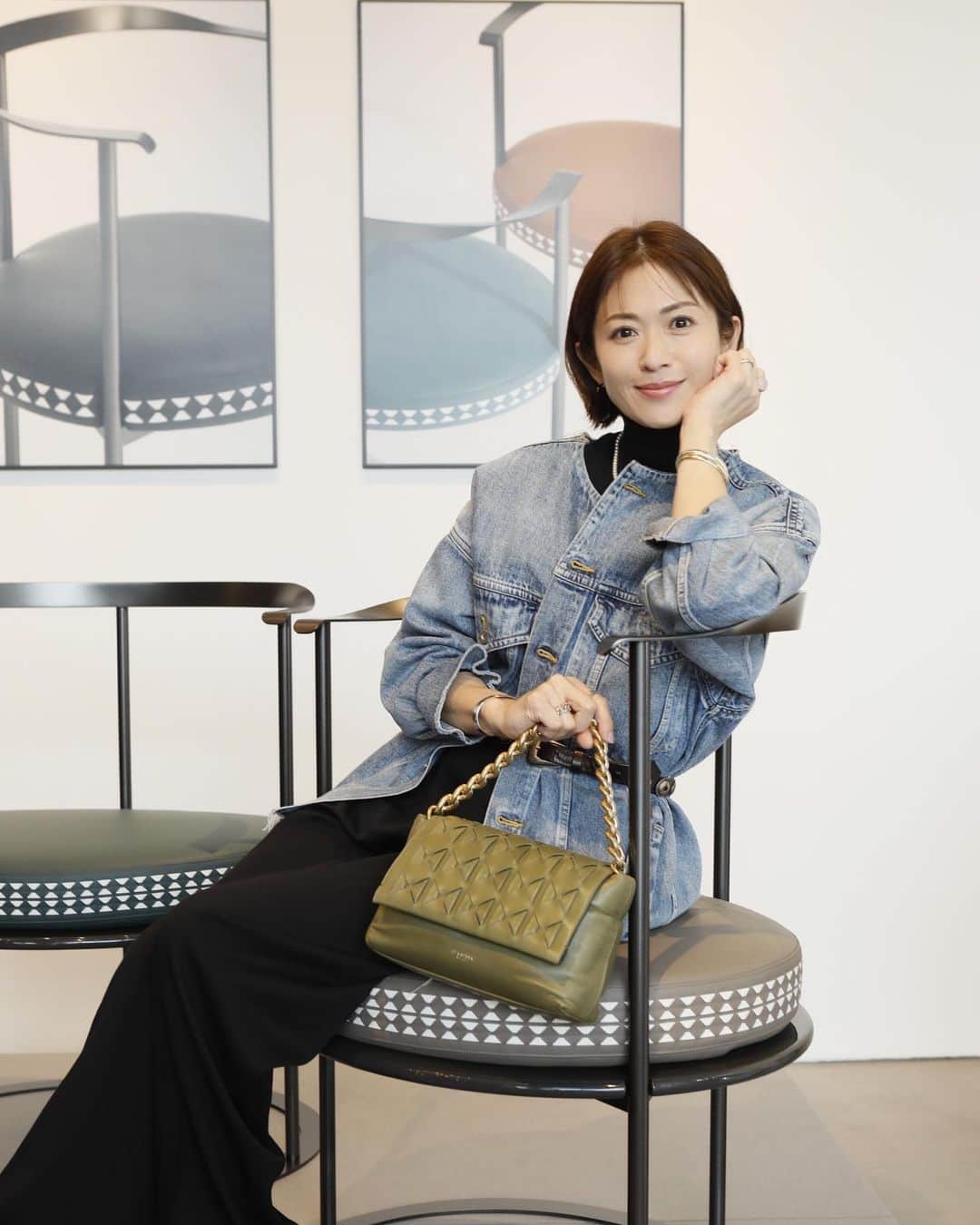 畑野ひろ子のインスタグラム：「セラピアンとアズチェナのコラボレーションしたカティリナチェ アが発売になりました！ セラピアンの象徴的なモザイク柄がクッションにデザインされ、インテリアに合わせて選べる様々なカラー展開もイメージが膨らみます☺️ 美しい椅子は、空間を華やかにしてくれますね✨  12月20日まで、B&B Italia Tokyoにて特別ディスプレイされています☺️   #serapianmilano」