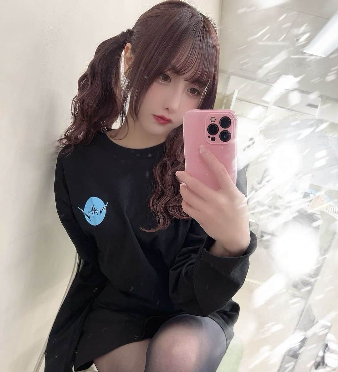 にかもきゅのインスタグラム：「エクステ付けました(すぐ外すと思う) 髪の毛今全体的にピンク系💖  #ウェーブヘア #ツインテール #シールエクステ」