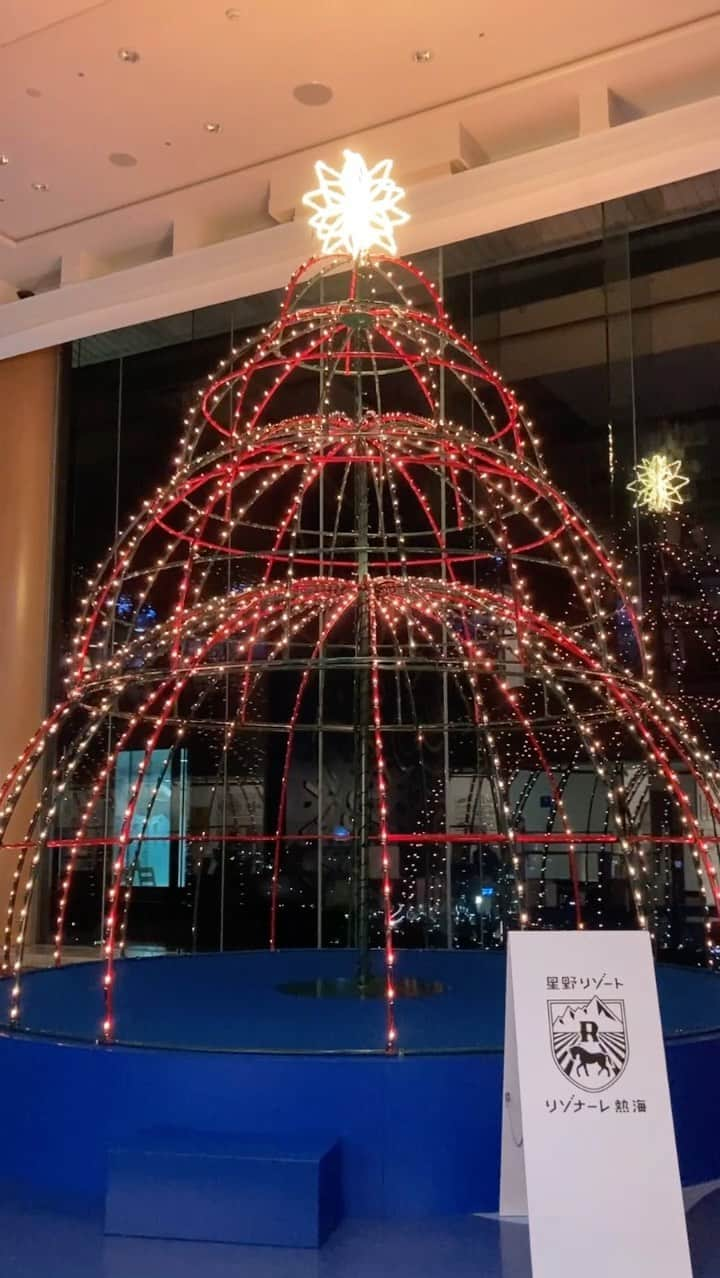 星野リゾート リゾナーレ 熱海のインスタグラム：「花火クリスマス開催中！  花火をモチーフにした高さ6mの「花火クリスマスツリー」の中に入ってみたり、「花火サンタクロース」と記念撮影をしたりして、大切な人とクリスマスの思い出を作りませんか。  ホテル最上階にある、ソラノビーチ Books＆Cafeでは、見た目だけなく触感からも花火を連想させる「花火パフェ」を1日5食限定で販売中です！  皆様のお越しをお待ちしております🎄  #星野リゾート #リゾナーレ熱海 #リゾナーレ #hoshinoresorts #risonareatami  #熱海 #atami #伊豆 #静岡 #shizuoka #熱海旅行 #絶景 #海 #温泉 #女子旅 #子連れお出かけ #家族旅行 #子連れ旅行 #familytrip #旅行気分 #国内旅行 #travel #trip #クリスマス #christmas #花火クリスマス」