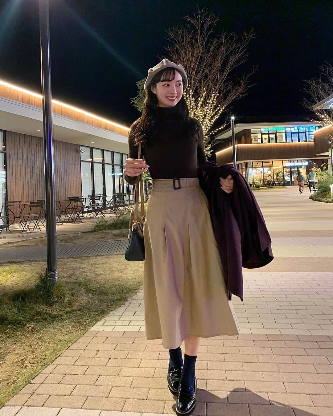 川村まりのインスタグラム：「突然寒なって死ぬ  スカートは、@hotping_japan  ベルトSETチェック柄タックフレアスカート ベージュ(beige)-1(XS-S) 使いやすい長さと、デザイン🤎 このローファー久々に履いた♪  #HOTPING」