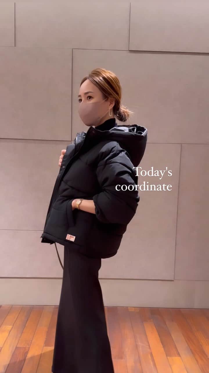 星玲奈のインスタグラム：「All blackコーデ😊🖤 スカートのときにもコンパクトで合わせやすい @classicalelf_official ×JaVaコラボのショート丈コート❤️（ブラックMサイズ着用） 中綿たっぷりで、とにかく軽くて暖かー😍 今日はかなり寒かったのですが、お店の中ではちょっと暑いほどだった😅 かなりのプチプラでしっかり暖かさがあるのは嬉しい😍 マットな質感が高見えで きれいめなお洋服のときにも合わせやすい🙆🏻‍♀️ メンズも着られるデザインなので また息子と兼用になるかなー👦🏻❤️ ・ #クラシカルエルフ #classicalelf #エルフコーデ #タイアップ #java #ジャバ #uniqlo #gu #zara #ユニクロ #ジーユー #ザラ #zozo #zozotown #zozo購入品 #zozotown購入品 #ダウンコート #ダウンジャケット #ショート丈#冬コーデ #冬服コーデ #大人コーデ #大人カジュアル #プチプラ #プチプラコーデ」