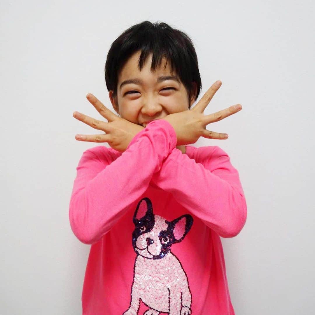 村山輝星のインスタグラム：「3️⃣3️⃣3️⃣  ……またもや…334投稿目になってしまいました😢  近くになると気づいて撮影してくれる村山親子。 今回も333投稿目もうすぐですね！と。  是非、最後の1枚までスクロールお願い致します🙌🏻  334の投稿へのリアクション いつもありがとうございます！！ 今後もよろしくお願い致します。  #村山輝星 #劇団東俳 #Tプロジェクト #子役 #333投稿 #thankyou」
