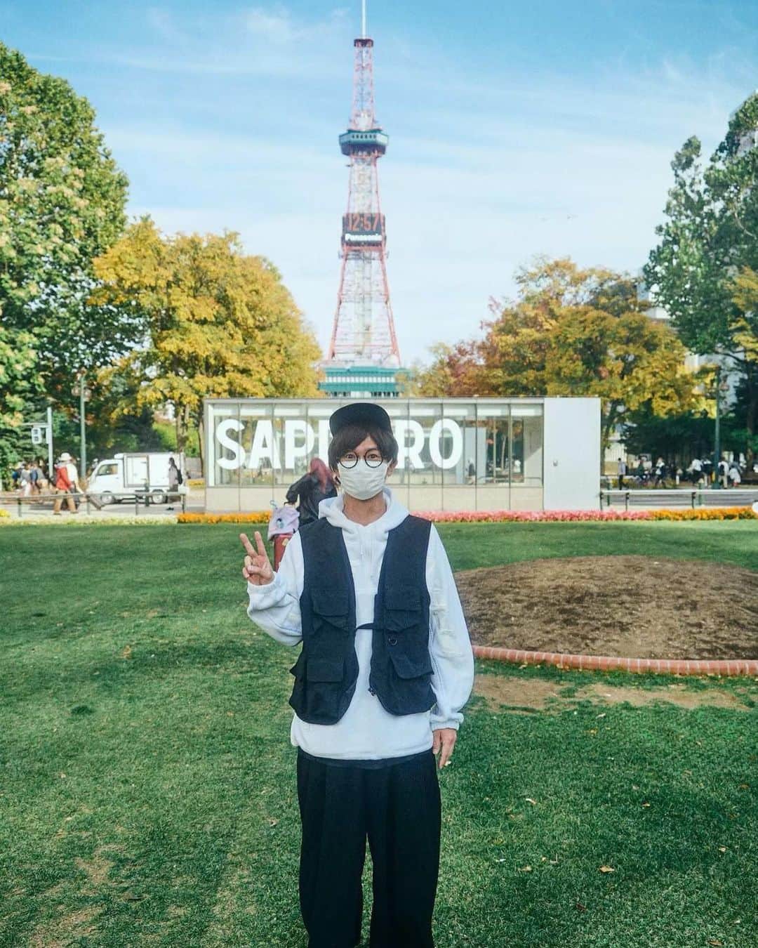 田辺駿一のインスタグラム：「. 2022.10.15 BLUE ENCOUNT  TOUR 2022-2023  ～knockin' on the new door～ @北海道 札幌道新ホール （1〜5枚目）  2022.10.29 BLUE ENCOUNT  TOUR 2022-2023  ～knockin' on the new door～ @宮城 仙台電力ホール （6〜10枚目）  制作漬けの日々がやっと落ち着いたので今月からバリバリインスタ更新していく所存でございまするるるる。  #blueencount #ブルエン」