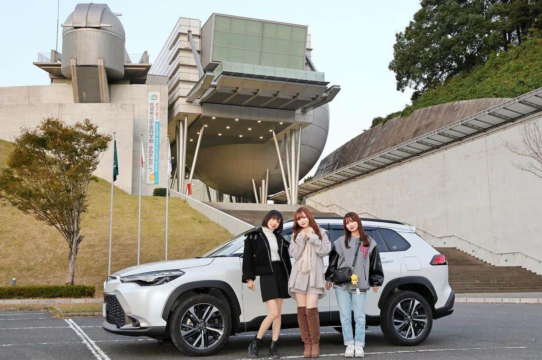 涼本理央那のインスタグラム：「今回もネッツトヨタ西日本さんの車をお借りして、 佐賀エリアへドライブに行って来ました〜  楽しった！！ ゆめぎんが☆ウーたんの分身も買えたし😍 夜はイルミネーションも綺麗だったよ🥹  詳しくは 「ネッツ西日本　LinQ」で検索してね！  #ネッツトヨタ西日本#ネッツ西日本#LinQ#新木さくら#カワイイ女子旅ココしっとーと#女子旅#福岡女子旅#福岡ドライブ#車好きな人と繋がりたい#ドライブ好き#福岡#fukuoka#トヨタ#トヨタグラム#ネッツトヨタ#佐賀県立宇宙科学館#ゆめぎんが #Tommybeef#サガライトファンタジー#カローラクロス」
