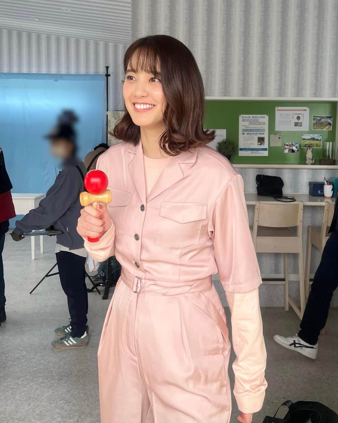 山崎紘菜のインスタグラム：「本日ドロンジョ第9話ですー！ セットでけん玉見つけた！ヤッター！🍃 #wowow #ドロンジョ  #ヤッターマン2号 #23時からだよ〜」
